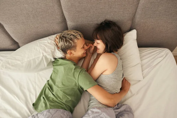 Вид зверху на лесбійську пару відпочиває і обіймається на ліжку — стокове фото