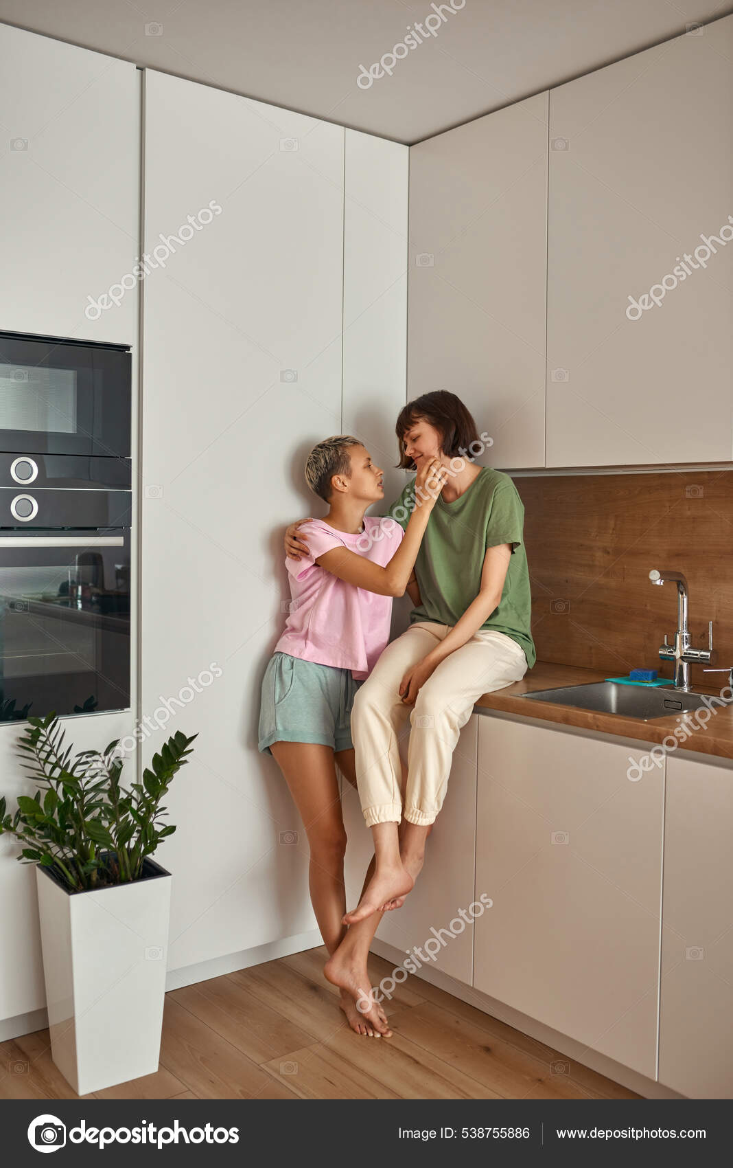 лесби домашнее Lesbian couple enjoy time together at home kitchen — Стоковое фото ©  LanaStock #538755886