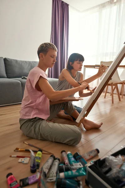 Lesbian girls painting picture with paints at home — Foto Stock