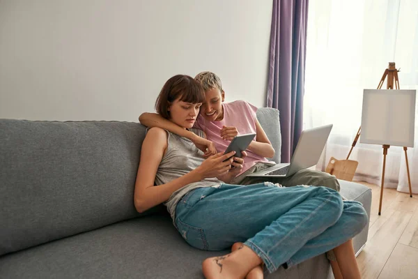 Молоді лесбіянки дивиться на цифровий планшет — стокове фото