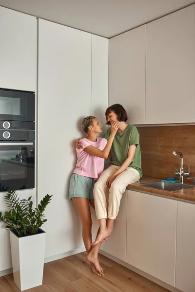 Lesbianas pareja disfrutar de tiempo juntos en casa cocina — Foto de Stock