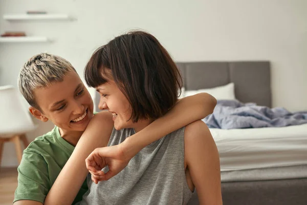 Glada lesbiska par vilar och kramas hemma — Stockfoto