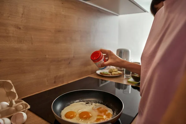 Kırpılmış kız resimleri mutfakta kahvaltı hazırlıyor. — Stok fotoğraf