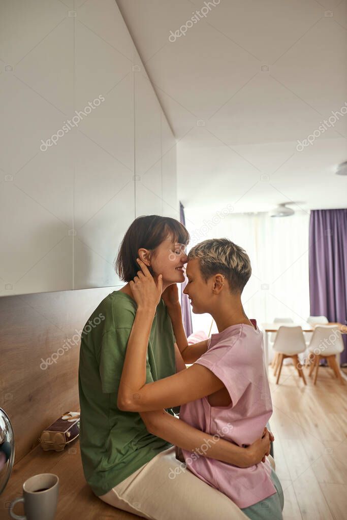 Katta mushuk lablari Ruslar jinsiy aloqa paytida gaplashadilar