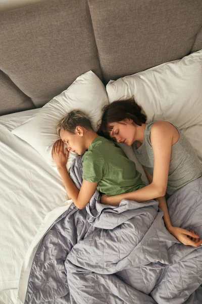 Vue du dessus du couple lesbien dormant sous la couverture — Photo