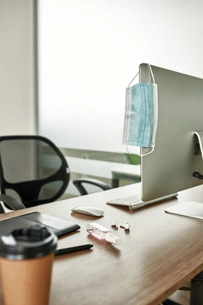 Empty workplace during Covid-19 pandemic in office — Stock Photo, Image