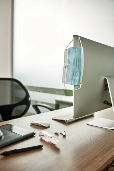 Empty workspace during Covid-19 pandemic in office — Stockfoto