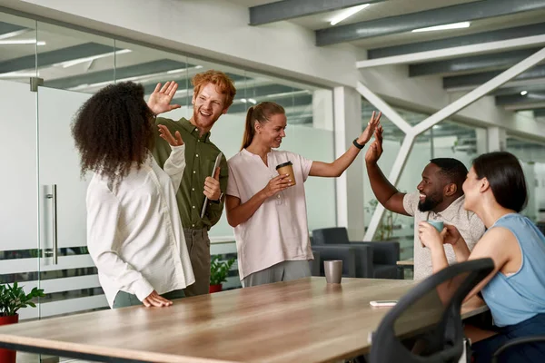 Geschäftsleute geben sich im Amt gegenseitig fünf — Stockfoto