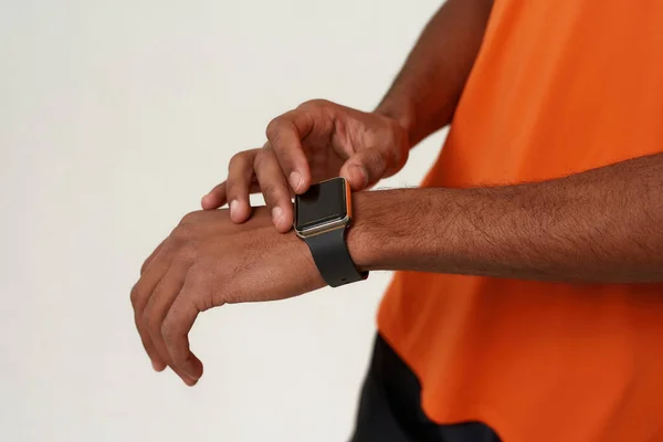 Partiell av svart man trycker på knappen på smartwatch — Stockfoto