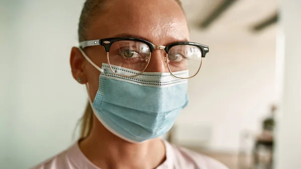 Retrato facial de mujer caucásica en máscara médica —  Fotos de Stock