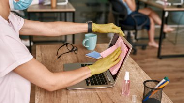 Laptop 'u paçavrayla silen kadının belirsiz yüzü