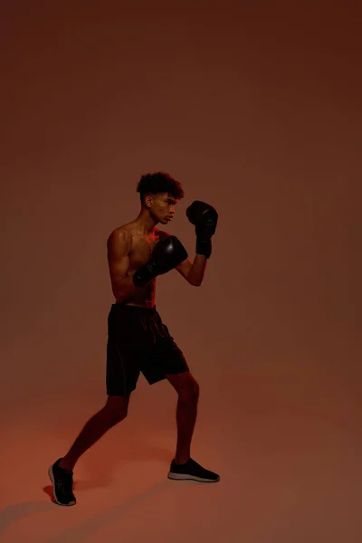 Lado de boxe boxeador focado preto durante o treinamento — Fotografia de Stock