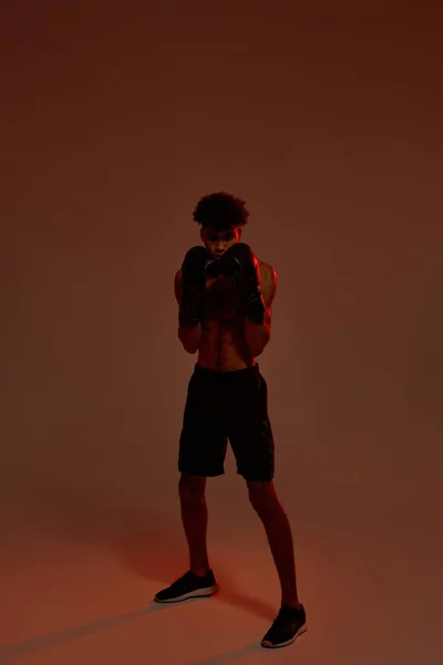 Boxeador masculino negro mirando a la cámara durante el entrenamiento — Foto de Stock