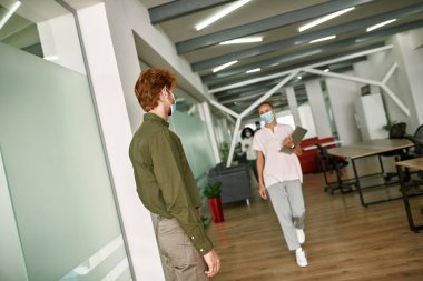 Guy, Covid-19 salgını sırasında iş arkadaşlarıyla buluştu.