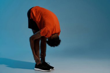 Stüdyoda antrenman öncesi esneme hareketleri.