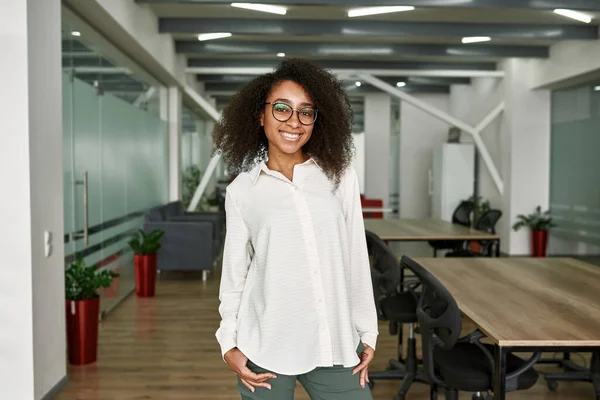 Front view of black woman looking at camera — Foto Stock