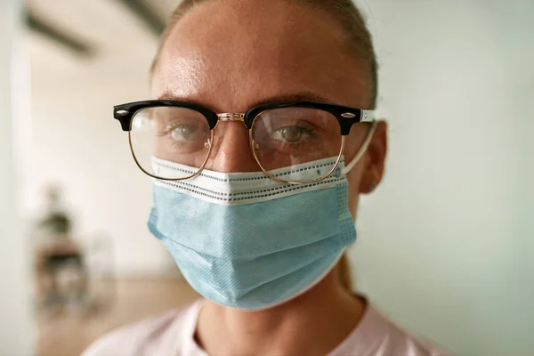 Retrato facial de una joven con máscara médica —  Fotos de Stock
