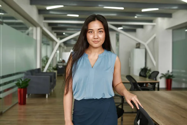 Caucasian woman with crossed arms look at camera — Foto Stock