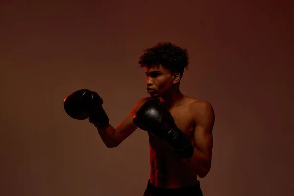 Black young male boxer boxing during training — Fotografia de Stock