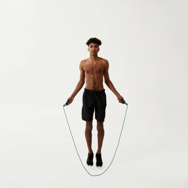 Siyahi ciddi atlet ip atlıyor