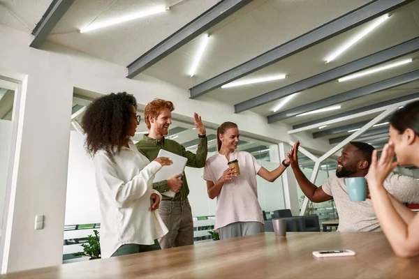 Menschen winken mit Händen und geben fünf nach Covid-19 — Stockfoto