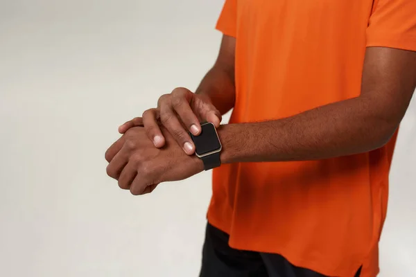 Beskuren bild av mannen trycka på knappen på smartwatch — Stockfoto