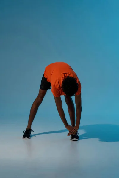 Black sports man stretching before sport training — Fotografia de Stock