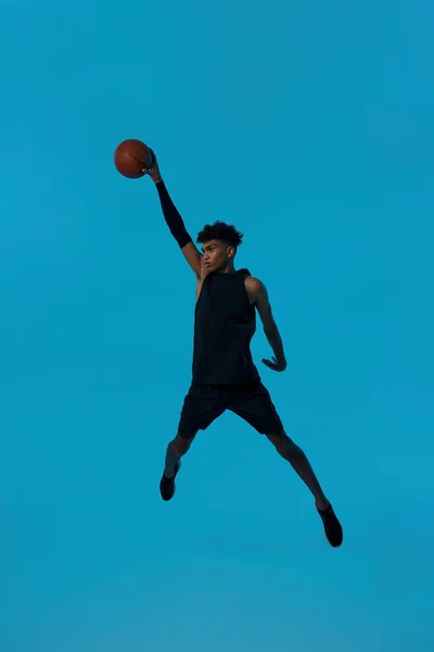Kosárlabda játékos ugrik, és dobja kosárlabda — Stock Fotó