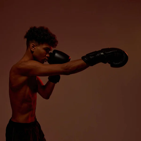 Side view of black male boxer boxing at training — Fotografia de Stock