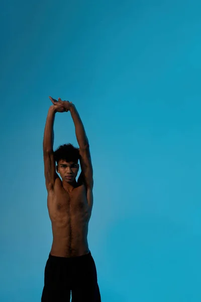 Jonge krullend zwart ernstige sport man stretching — Stockfoto
