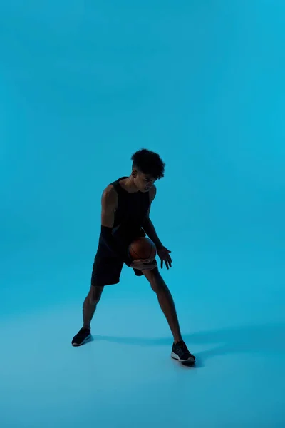 Pemain hitam terfokus menggiring bola basket — Stok Foto