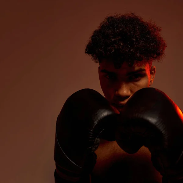 Preto masculino boxer no boxe luvas olhar para a câmera — Fotografia de Stock