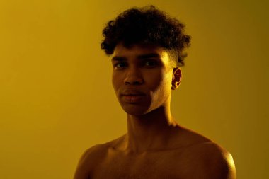 Siyahi ciddi sporcunun portresi. Kameraya bak.