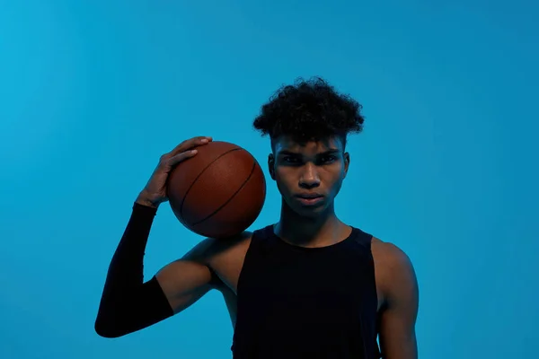 Pemain basket memegang bola dan melihat ke kamera — Stok Foto