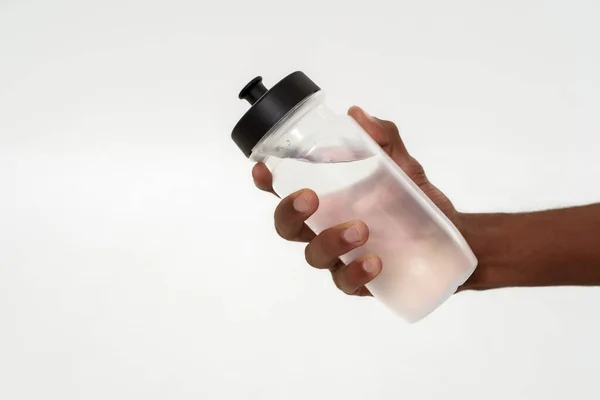 Gehakt van de man die fles met water in de hand vasthoudt — Stockfoto