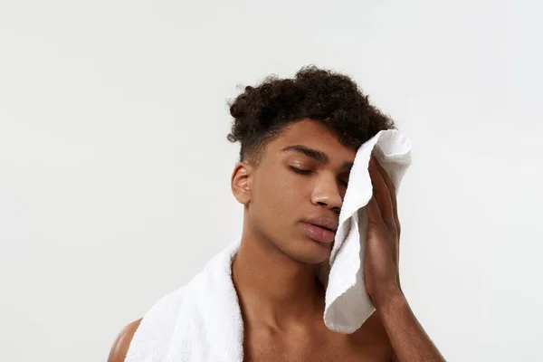 Zwarte vermoeide sportman veegt gezicht met handdoek — Stockfoto