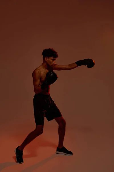 Lado de boxe boxeador preto durante o treinamento — Fotografia de Stock
