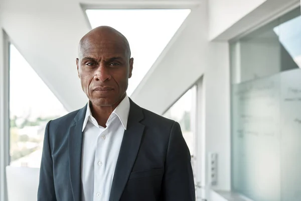 Confident black male businessman looking at camera — Stockfoto