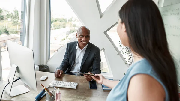 Smiling black male boss take report from employee — Stockfoto