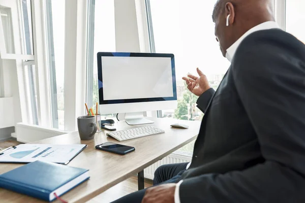 Black male businessman watch on computer monitor — Foto Stock