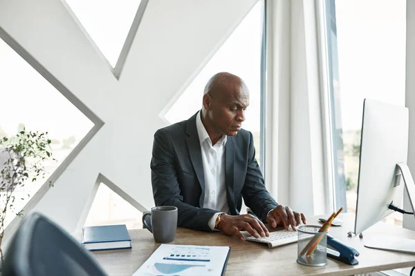 Concentrated black business man typing on computer — Foto de Stock