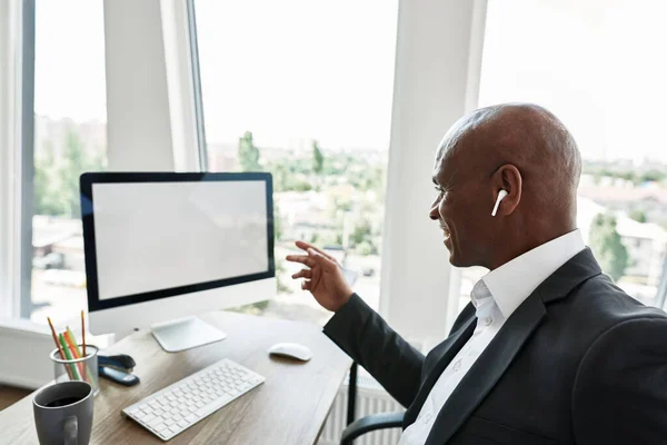 Smiling black business man watching on computer — Zdjęcie stockowe