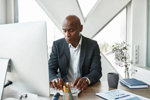 Concentrated businessman use and type on computer — Stockfoto