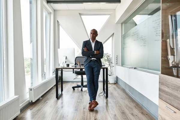 Με αυτοπεποίθηση μαύρος άνδρας επιχειρηματίας με σταυρωμένα χέρια — Φωτογραφία Αρχείου