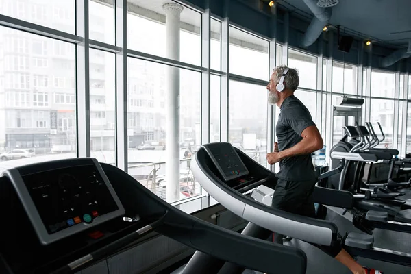 Self-determined senior man exercising on treadmill — Fotografia de Stock