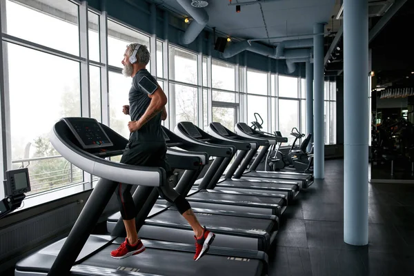 Athletic man in gym, performing cardio workout, running — Fotografia de Stock