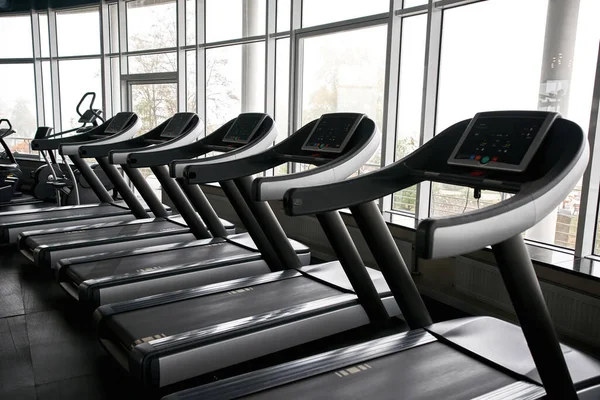 Row of treadmills at gym without people — ストック写真