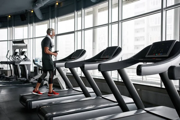 Mature man jogging his way to good health — Fotografia de Stock