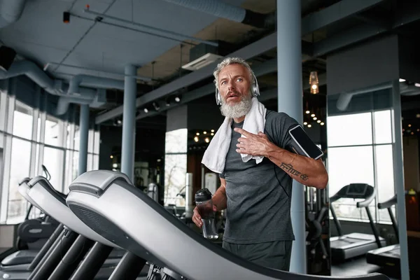 Esausto uomo anziano dopo l'allenamento in palestra — Foto Stock