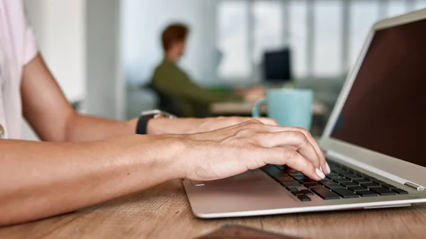 Cropped of woman type on laptop at work in office — Stock Photo, Image